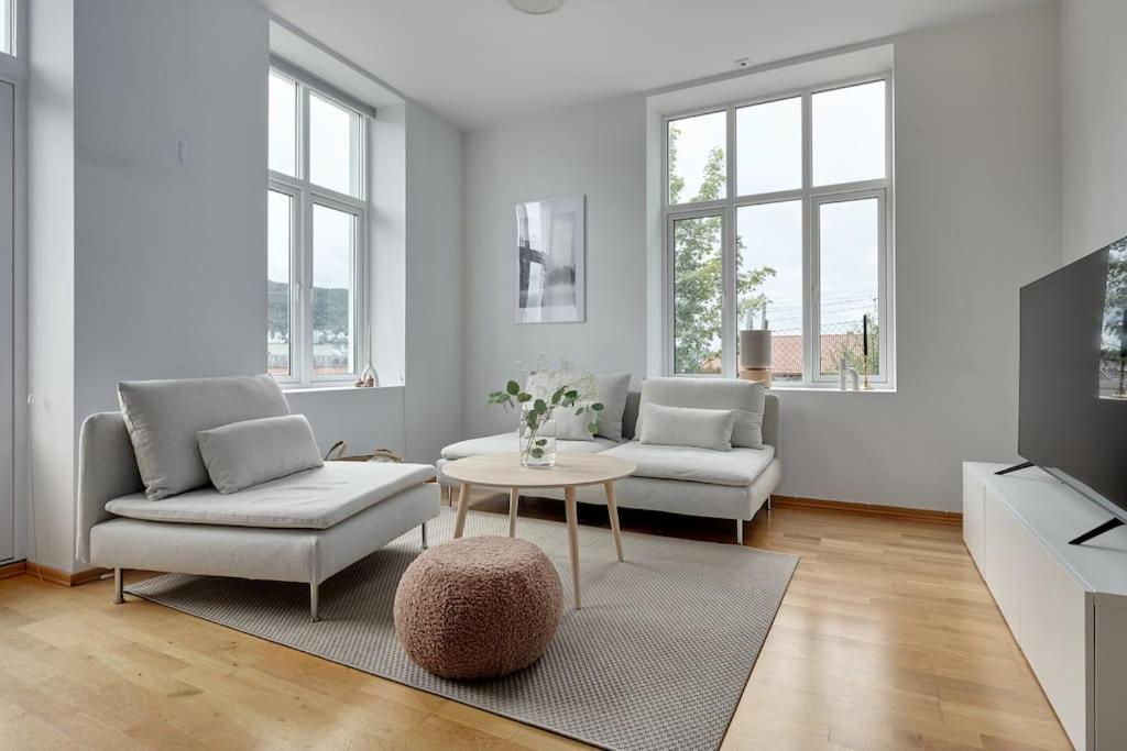 a living room with two chairs and a table at Lys & luksuriøs leilighet midt i Bergen sentrum! in Bergen