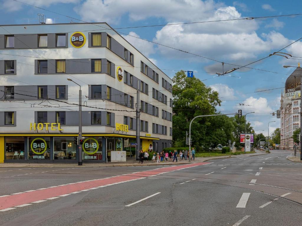 een gebouw aan de kant van een stadsstraat bij B&B Hotel Dresden in Dresden