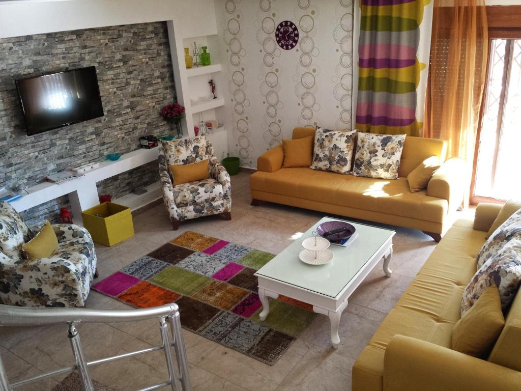 マフムトラールにあるAtmaca Villaのリビングルーム(黄色のソファ、暖炉付)