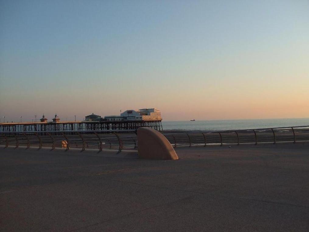 ブラックプールにあるFern Villa Hotel - Albert Roadの桟橋を背景にした海岸