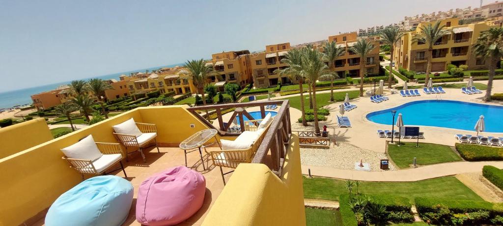 Mountain View Sokhna 2, Sea & Pool View, 3bedrooms, Penthouse with Roof- Families ONLY内部或周边的泳池