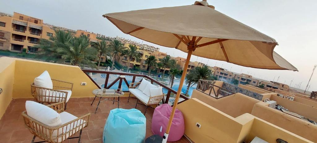 Mountain View Sokhna 2, Sea & Pool View, 3bedrooms, Penthouse with Roof- Families ONLY内部或周边的泳池