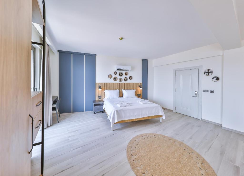 Postel nebo postele na pokoji v ubytování Kas Athena Hotel