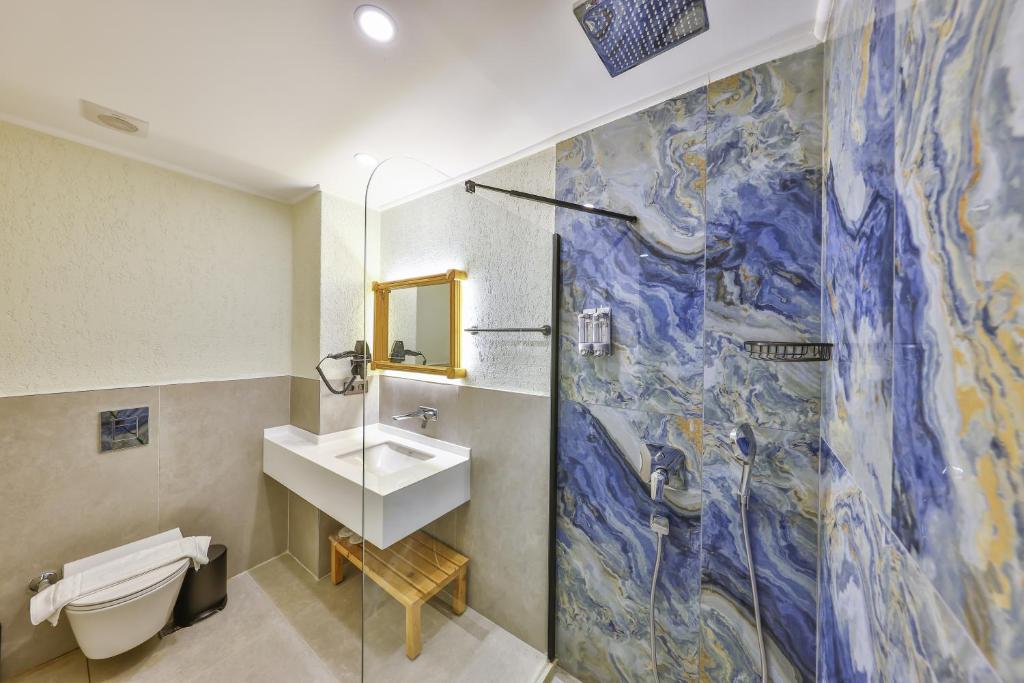 Koupelna v ubytování Kas Athena Hotel