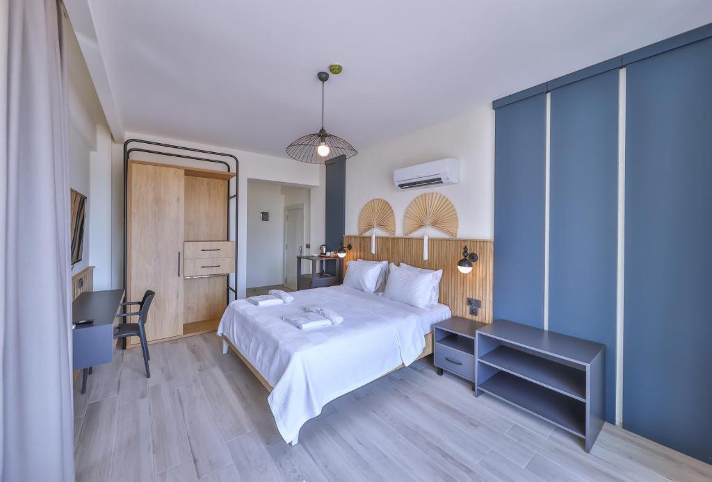 Postel nebo postele na pokoji v ubytování Kas Athena Hotel
