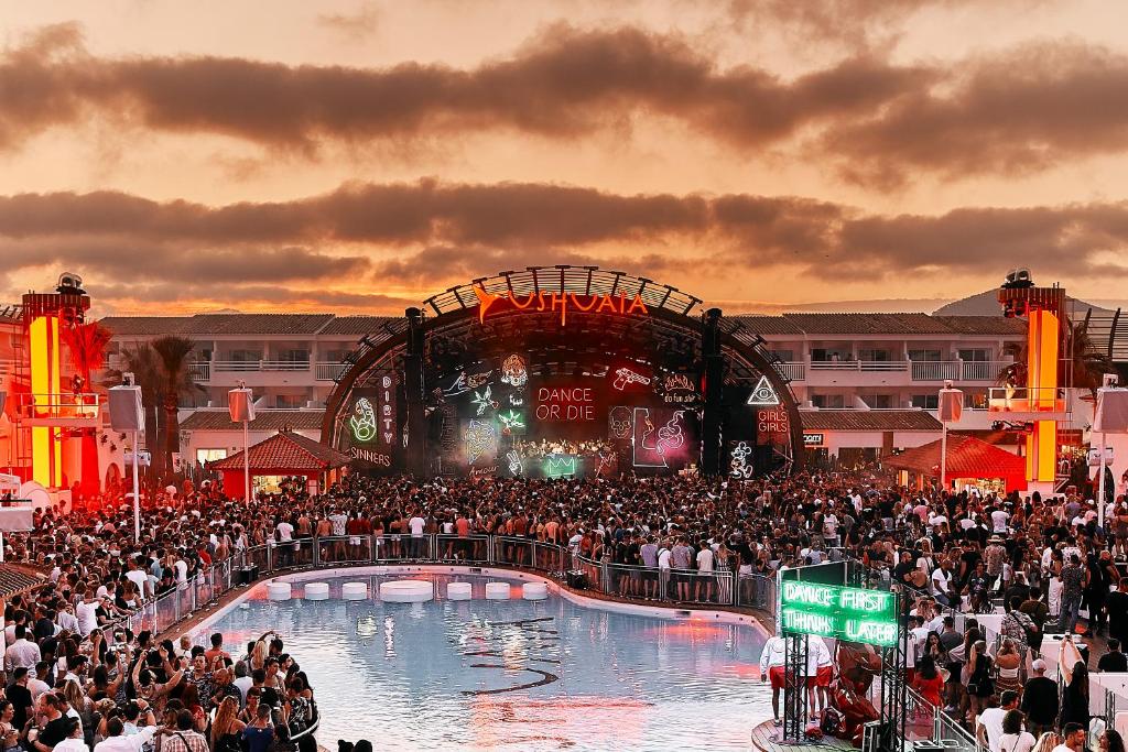 a large crowd of people in front of a concert at Ushuaia Ibiza Beach Hotel - Adults Only in Playa d'en Bossa