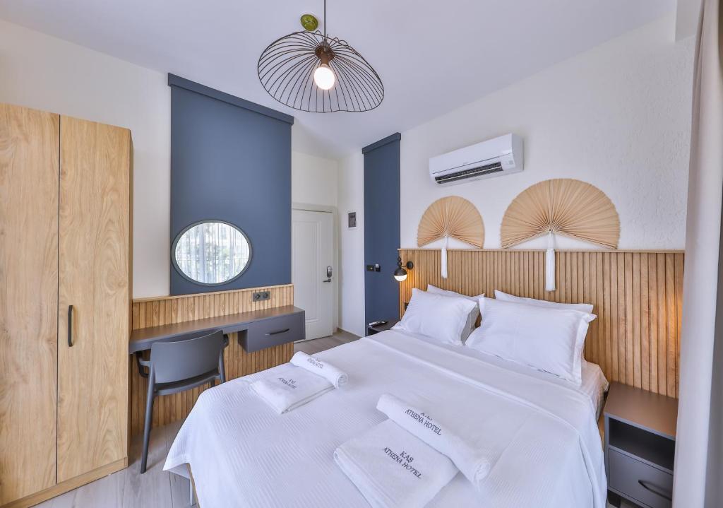 Postel nebo postele na pokoji v ubytování Kas Athena Hotel