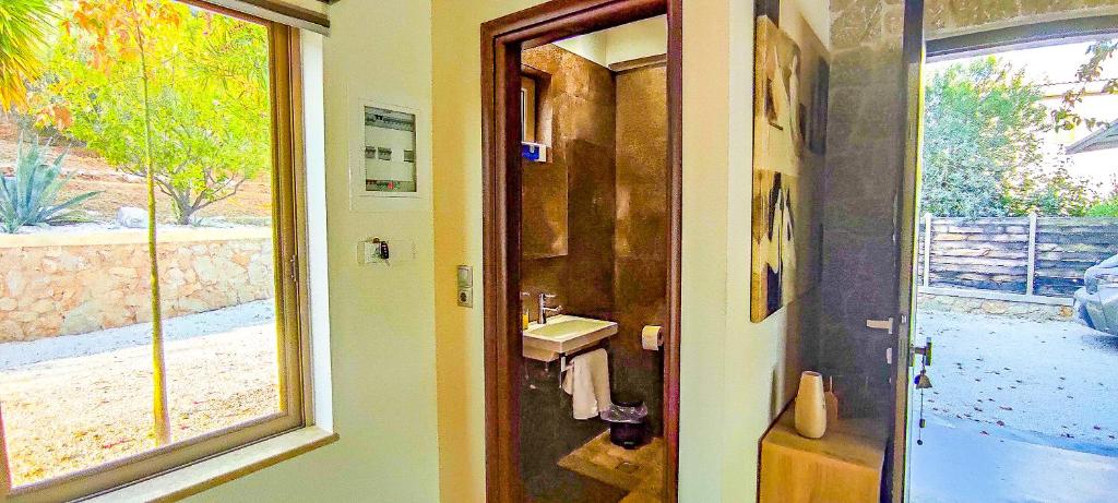 Ванная комната в Avatonblue Villa Nafplio