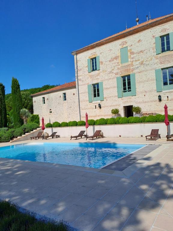 une villa avec piscine devant un immeuble dans l'établissement La Maison de Maitre, à Sainte-Livrade-sur-Lot
