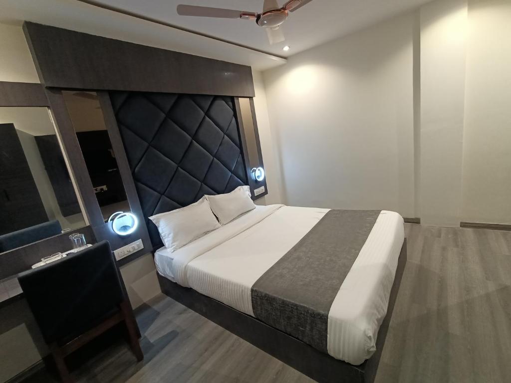 Postel nebo postele na pokoji v ubytování Hotel Classio Andheri - Near DN Nagar Metro Station