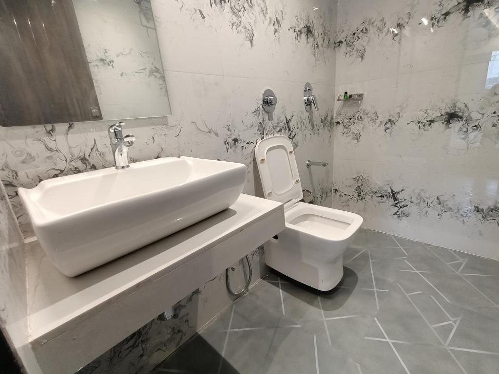Koupelna v ubytování Hotel Classio Andheri - Near DN Nagar Metro Station