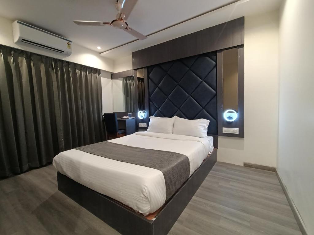 Postel nebo postele na pokoji v ubytování Hotel Classio Andheri - Near DN Nagar Metro Station