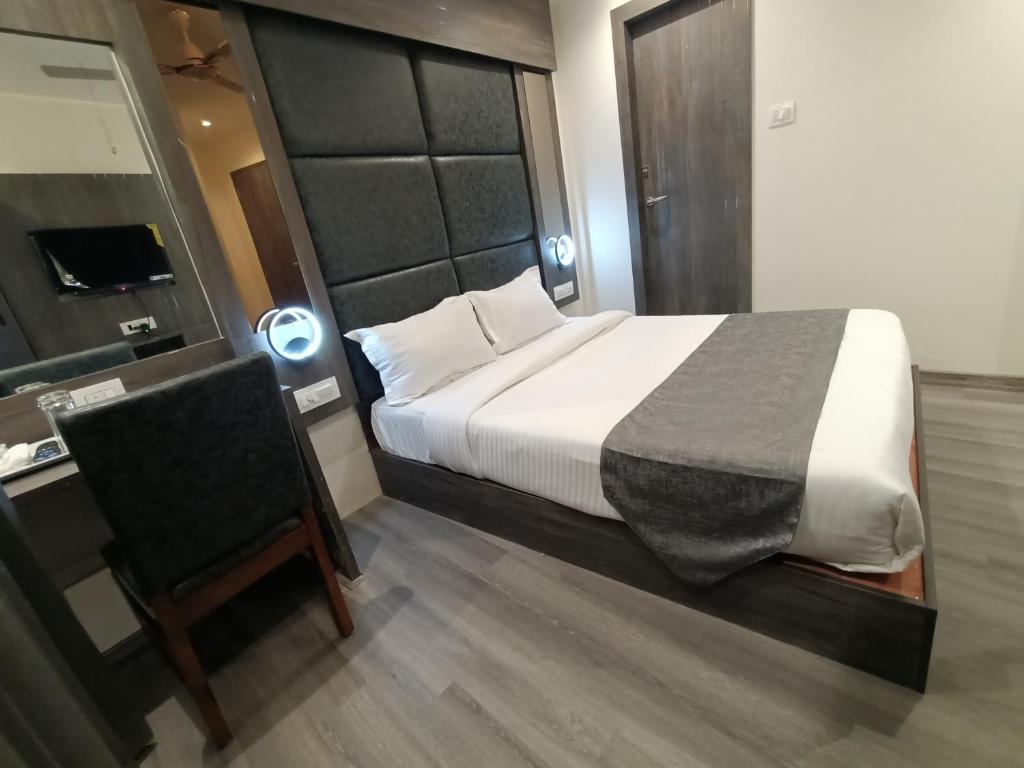 Postel nebo postele na pokoji v ubytování Hotel Classio Andheri - Near DN Nagar Metro Station