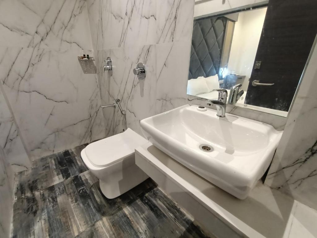 Koupelna v ubytování Hotel Classio Andheri - Near DN Nagar Metro Station