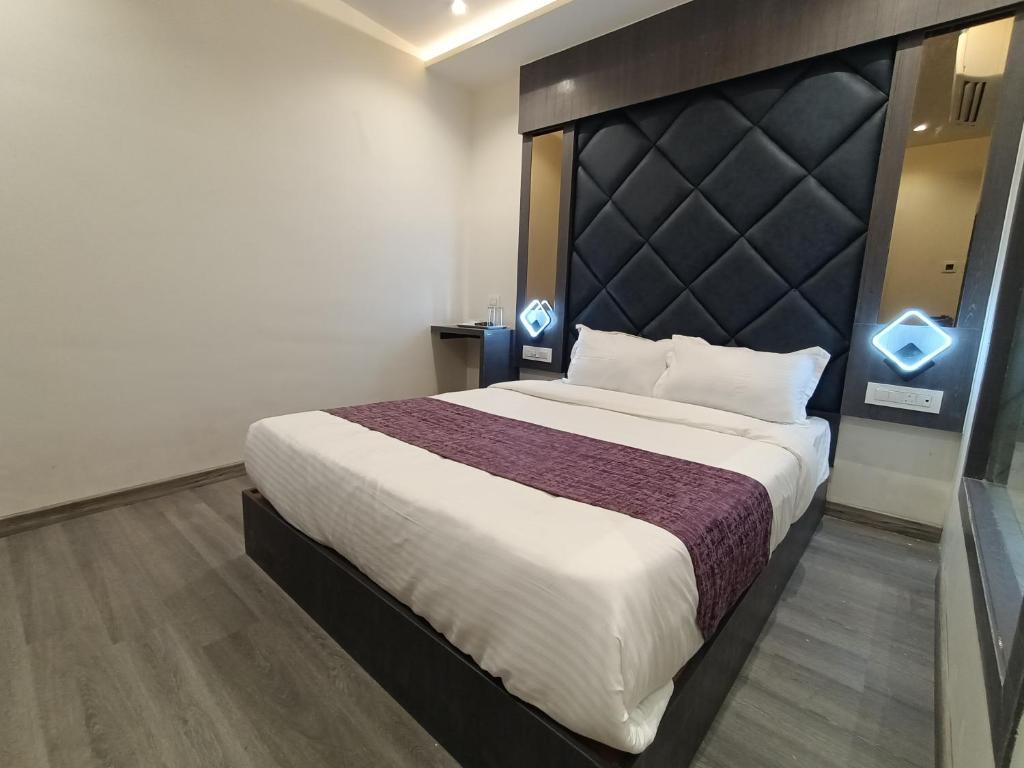Postel nebo postele na pokoji v ubytování Hotel Classio Andheri - Near DN Nagar Metro Station