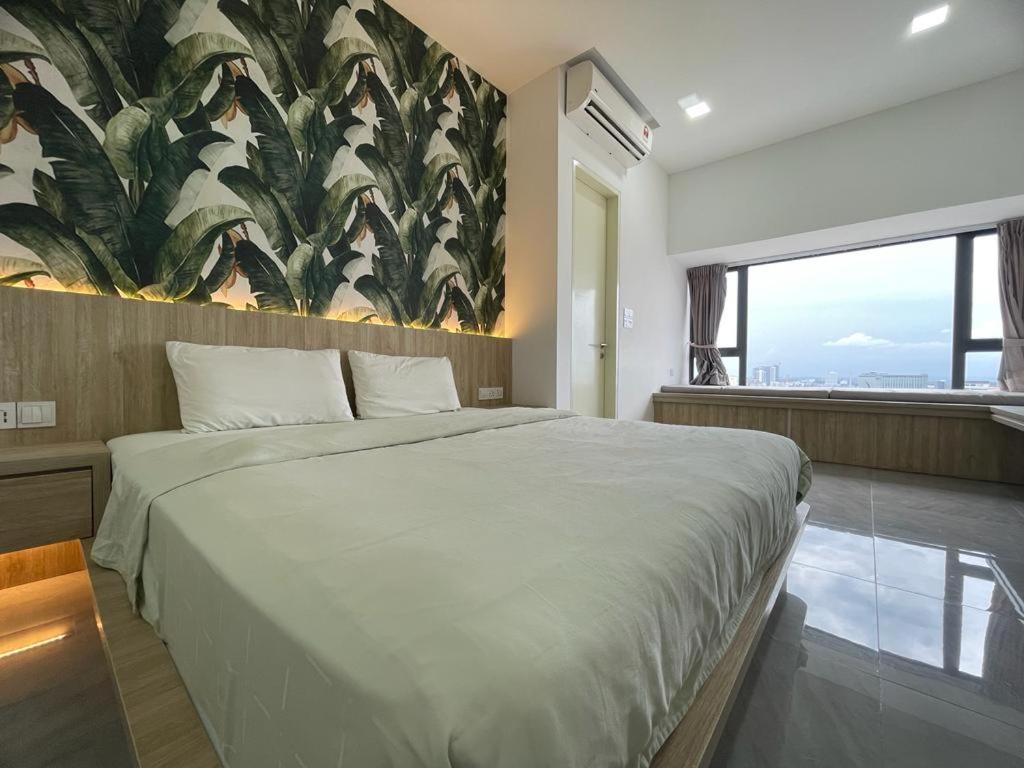 - une chambre avec un grand lit et une grande peinture murale dans l'établissement Imperio,Res - Cozy -- Location -- Dual View, à Malacca
