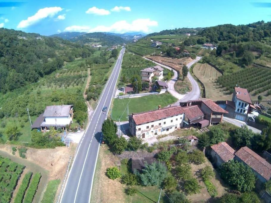 una vista aérea de una casa y una carretera en Casale Bellavita, en San Giovanni Ilarione