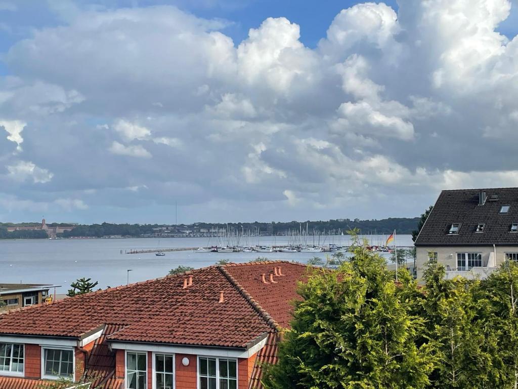 Blick auf das Wasser und die Dächer der Häuser in der Unterkunft Ferienwohnung Fördefreude in Wassersleben