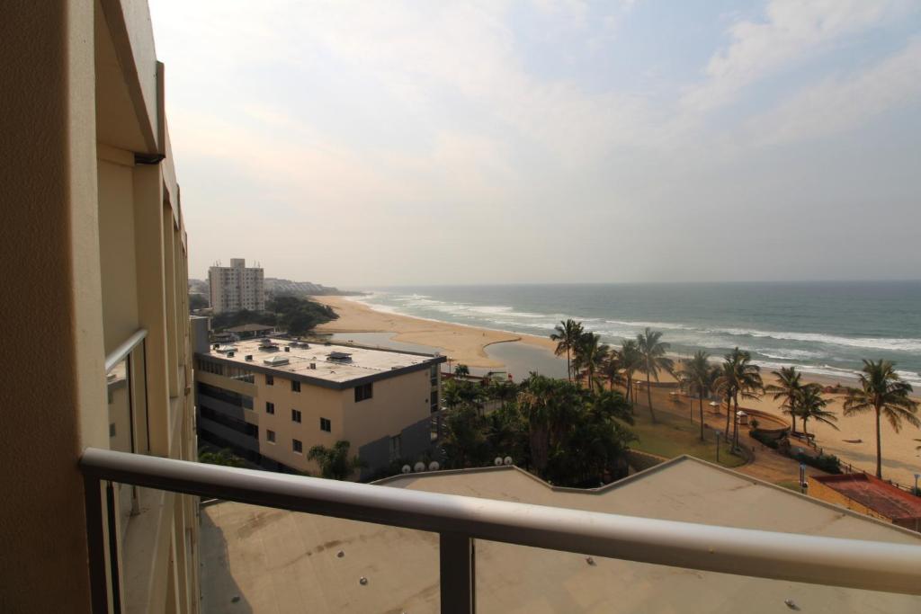 une vue sur la plage depuis le balcon d'un condo dans l'établissement Rondevoux 29, à Margate