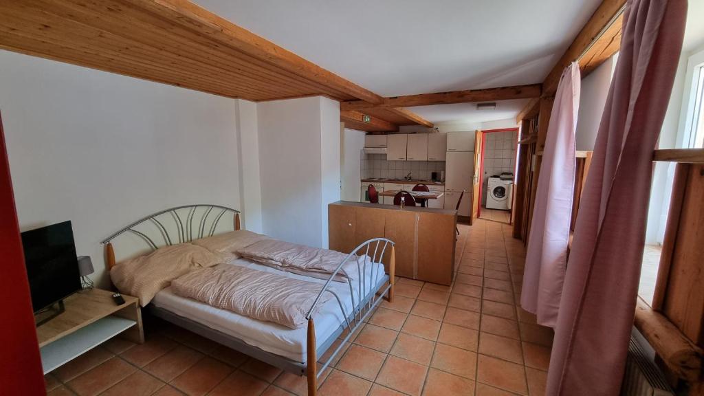 Un pat sau paturi într-o cameră la Villa Theresa Apartments