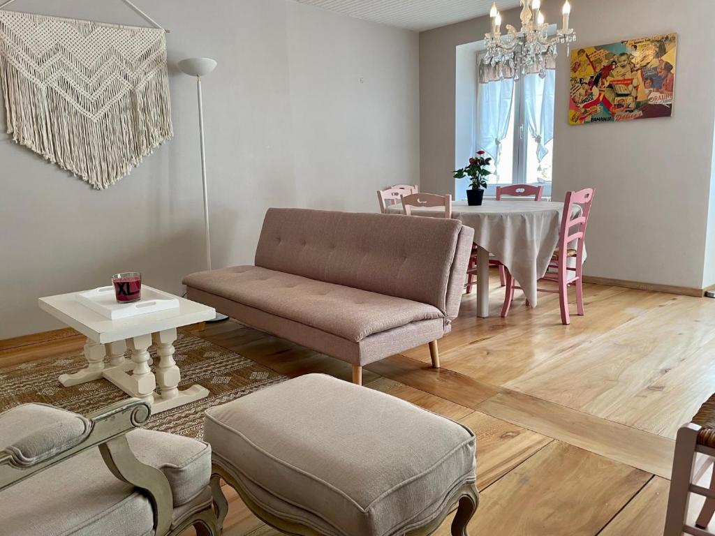 ein Wohnzimmer mit einem Sofa und einem Tisch in der Unterkunft Perle de lune in Billom