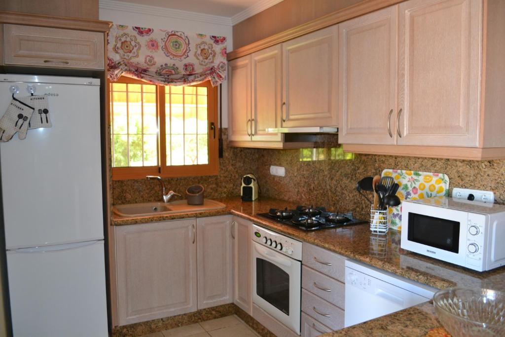 Kuchyň nebo kuchyňský kout v ubytování Apartamento en villa con piscina privada