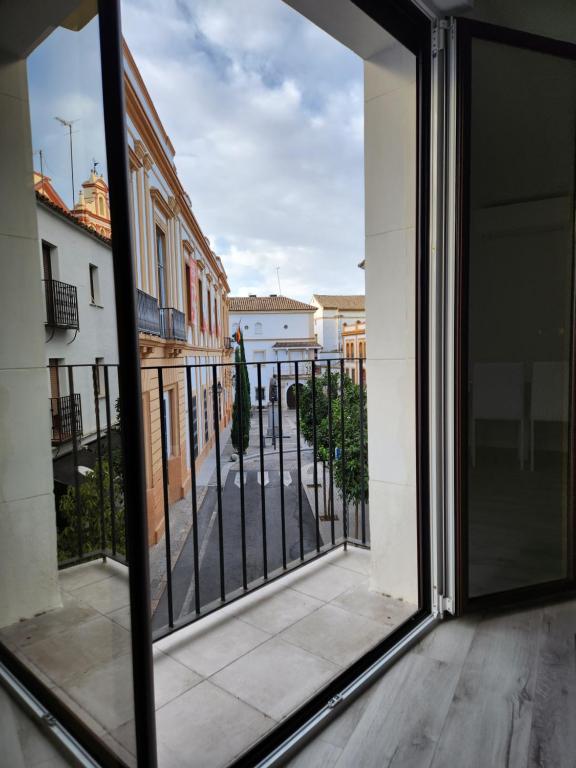 una puerta de cristal abierta con vistas a un patio en SUITE LUIS DE GONGORA, en Córdoba