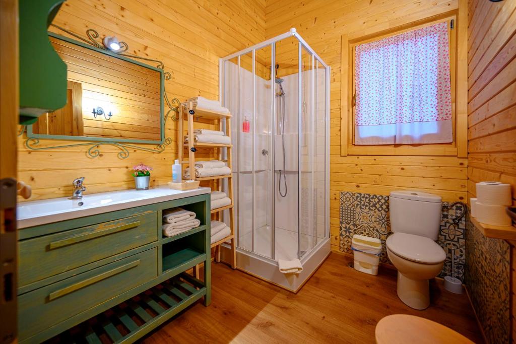 A bathroom at Madera y Miel Casa Rural con niños en Puy du Fou
