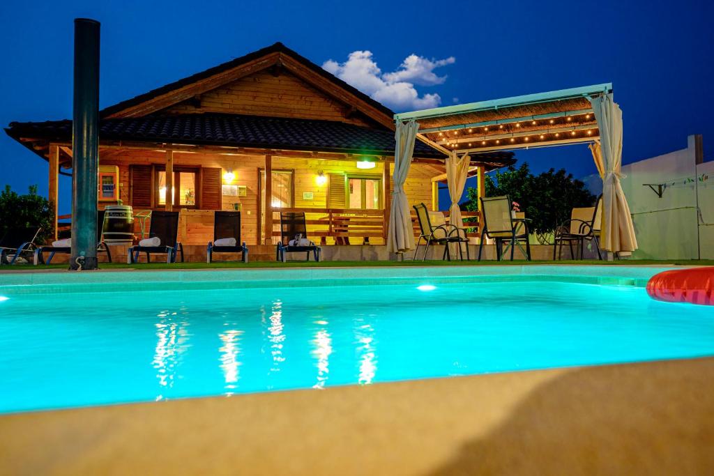 The swimming pool at or close to Madera y Miel Casa Rural con niños en Puy du Fou