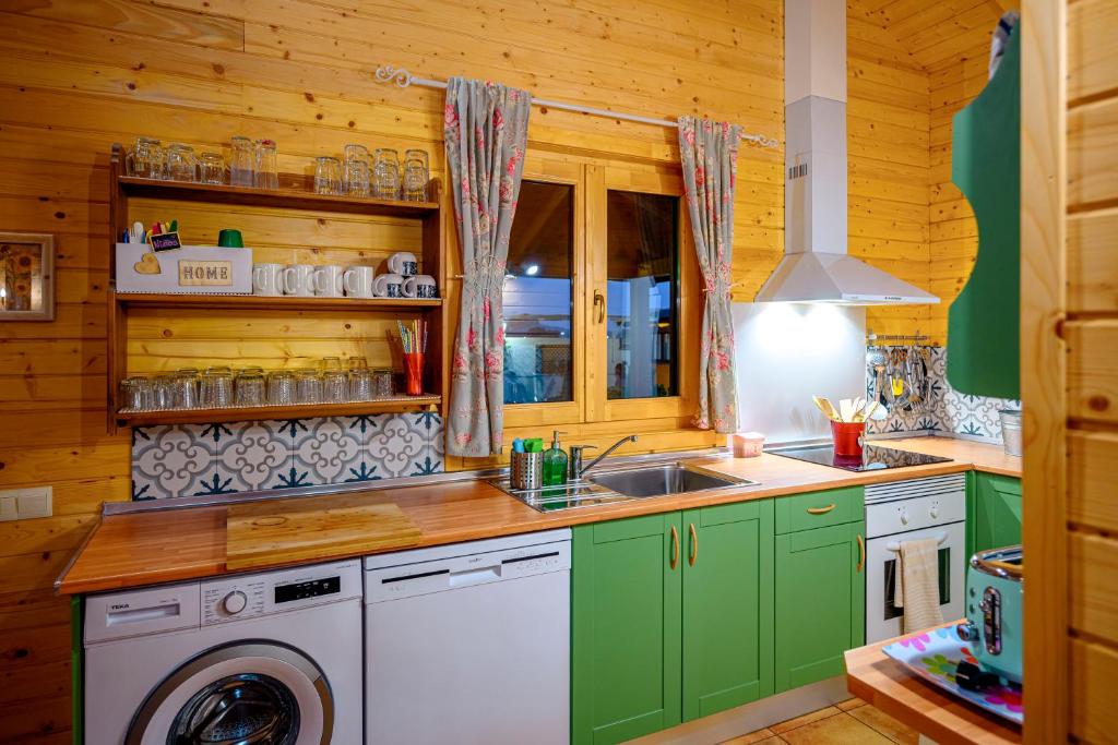 A kitchen or kitchenette at Madera y Miel Casa Rural con niños en Puy du Fou