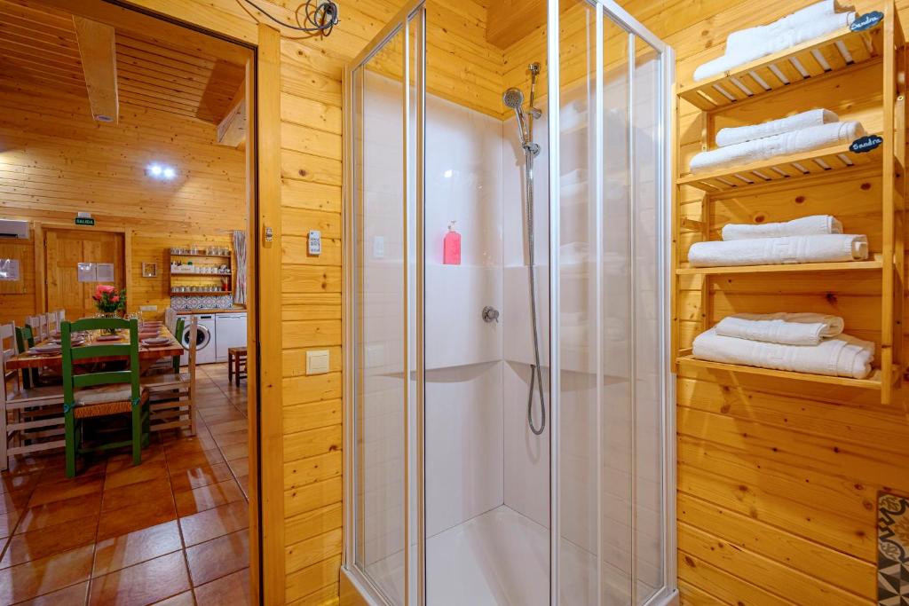 A bathroom at Madera y Miel Casa Rural con niños en Puy du Fou