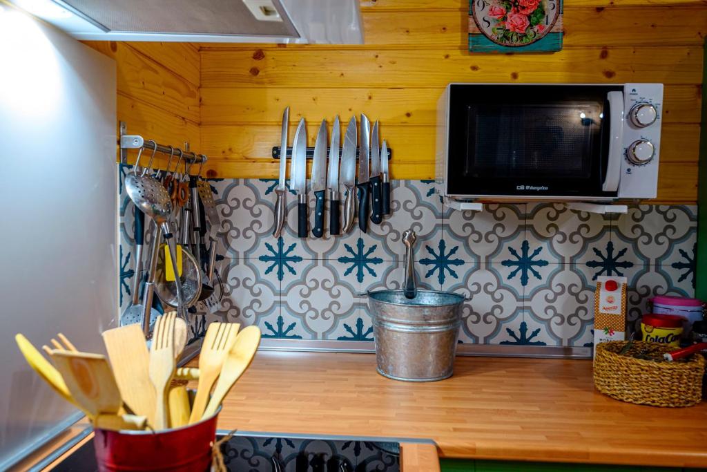 A kitchen or kitchenette at Madera y Miel Casa Rural con niños en Puy du Fou