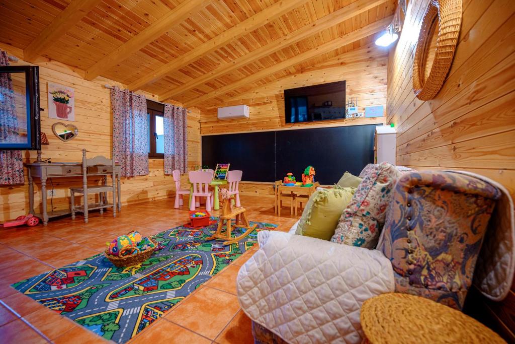A seating area at Madera y Miel Casa Rural con niños en Puy du Fou
