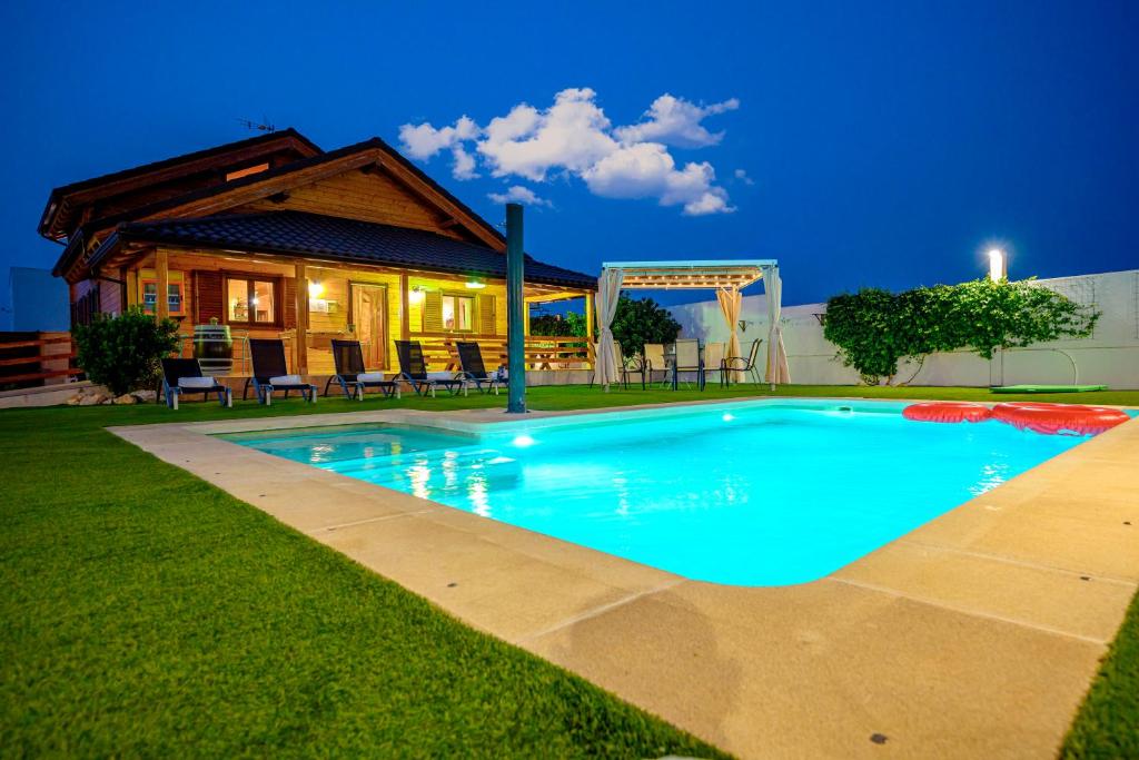 The swimming pool at or close to Madera y Miel Casa Rural con niños en Puy du Fou