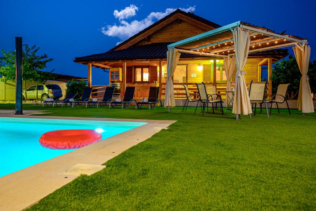 The swimming pool at or close to Madera y Miel Casa Rural con niños en Puy du Fou