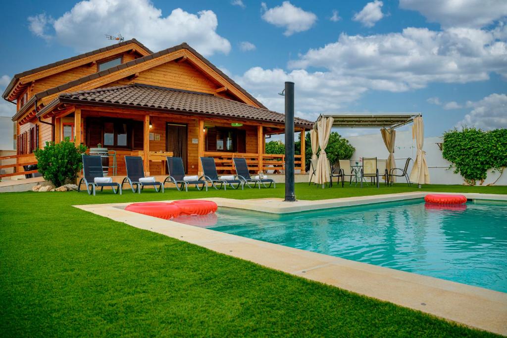 une maison avec une piscine dans la cour dans l'établissement Madera y Miel Casa Rural con niños en Puy du Fou, à Guadamur