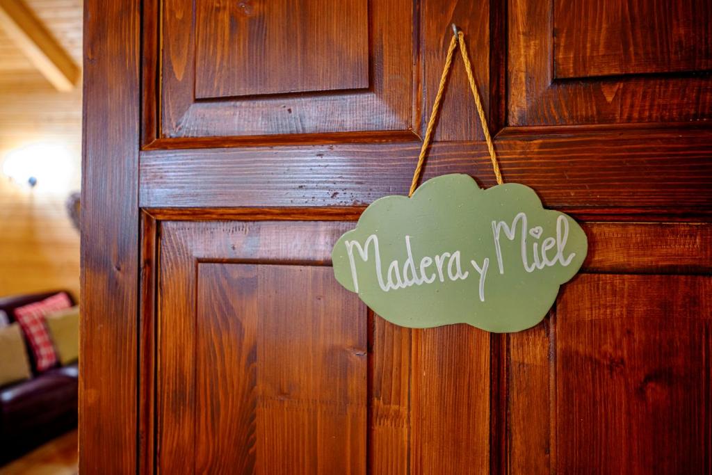 Madera y Miel Casa Rural con niños en Puy du Fou tanúsítványa, márkajelzése vagy díja