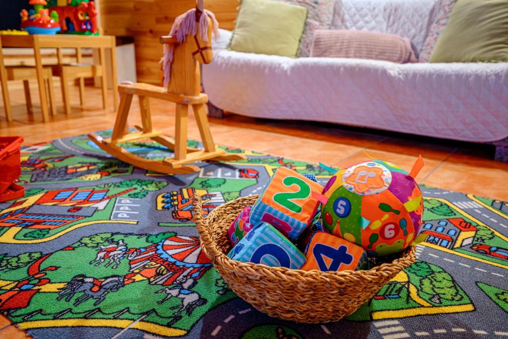 A seating area at Madera y Miel Casa Rural con niños en Puy du Fou