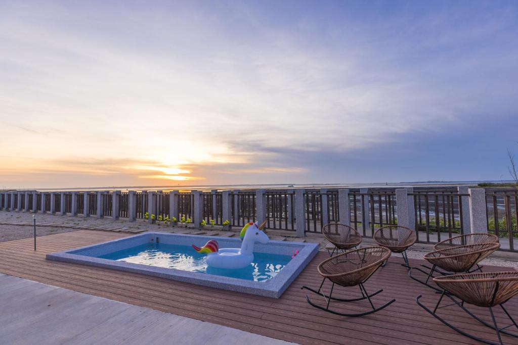 Bazén v ubytování Penghu Swing Sea Homestay nebo v jeho okolí