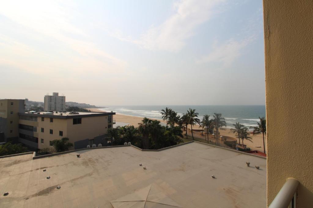Blick auf den Strand vom Dach eines Gebäudes in der Unterkunft Rondevoux 18 in Margate