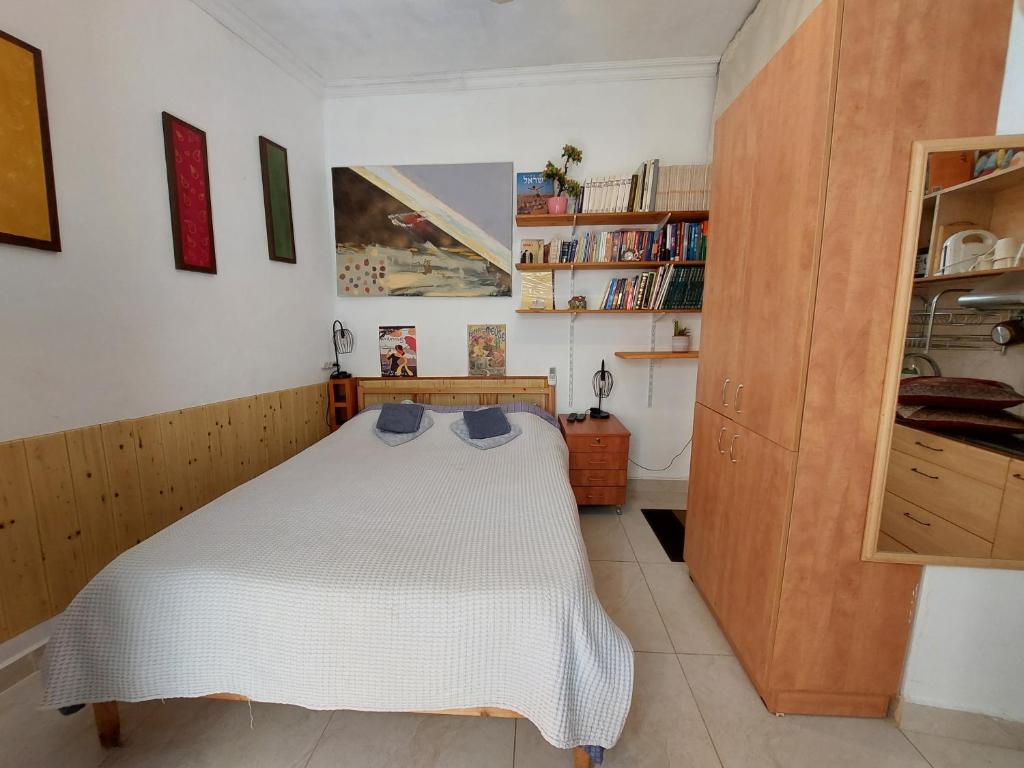 a bedroom with a white bed in a room at Spring apartment Bahar nissim Jerusalem in Jerusalem