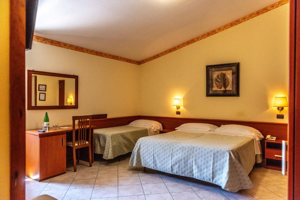 Postel nebo postele na pokoji v ubytování Hotel Dei Pini