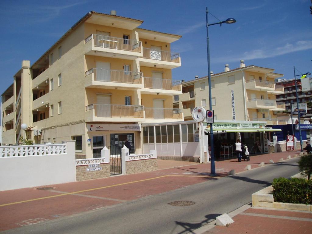 un edificio en la esquina de una calle de la ciudad en Alquileres Figuerola Los Abanicos, en Peñíscola