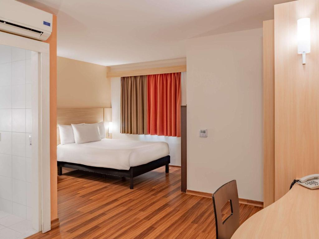 Postel nebo postele na pokoji v ubytování ibis Lima Larco Miraflores