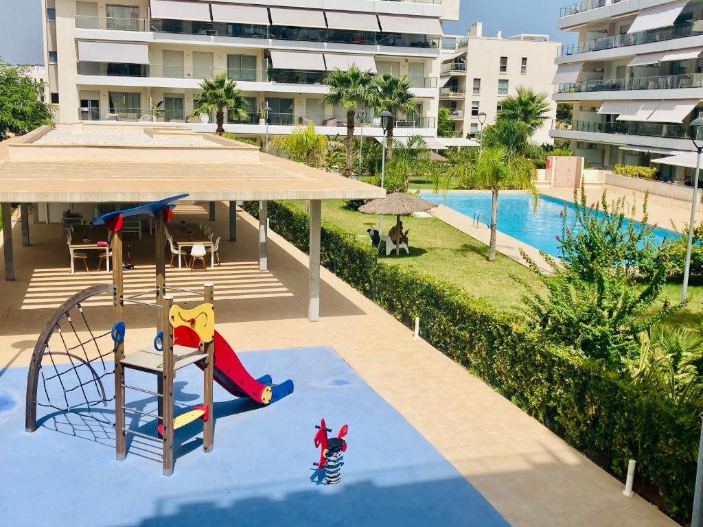een uitzicht op een speeltuin in een zwembad bij Apartamento Las Rotas in Denia