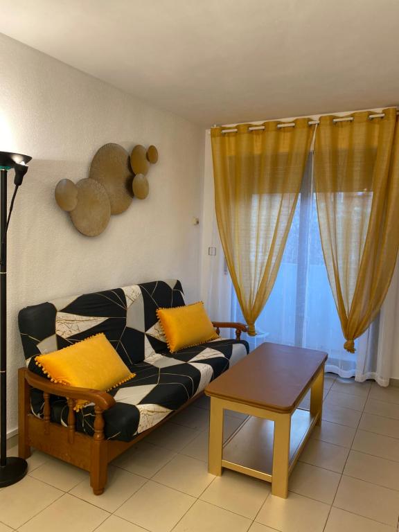 a living room with a couch and a table at Apartamento sabiñanigo in Sabiñánigo