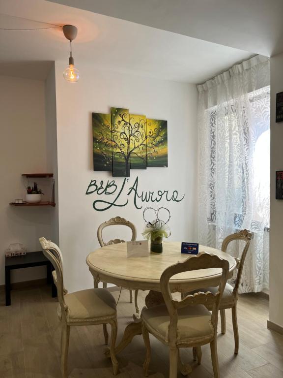 ein Esszimmer mit einem Tisch und Stühlen in der Unterkunft Affittacamere L'Aurora in Zagarolo