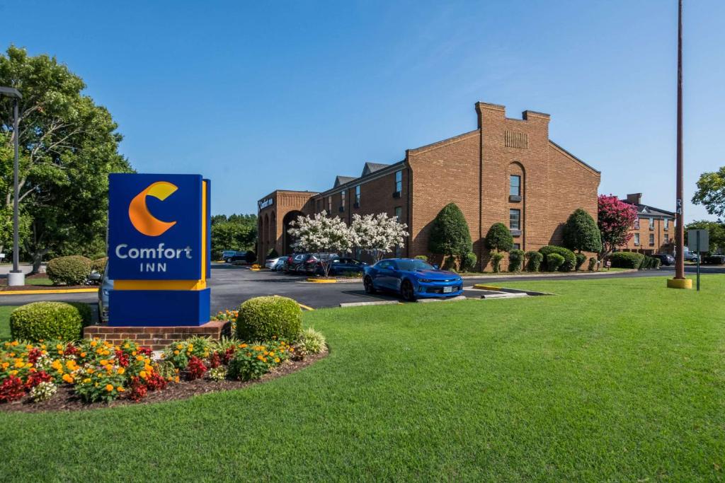 a sign in the grass in front of a building at Comfort Inn Newport News - Hampton I-64 in Newport News