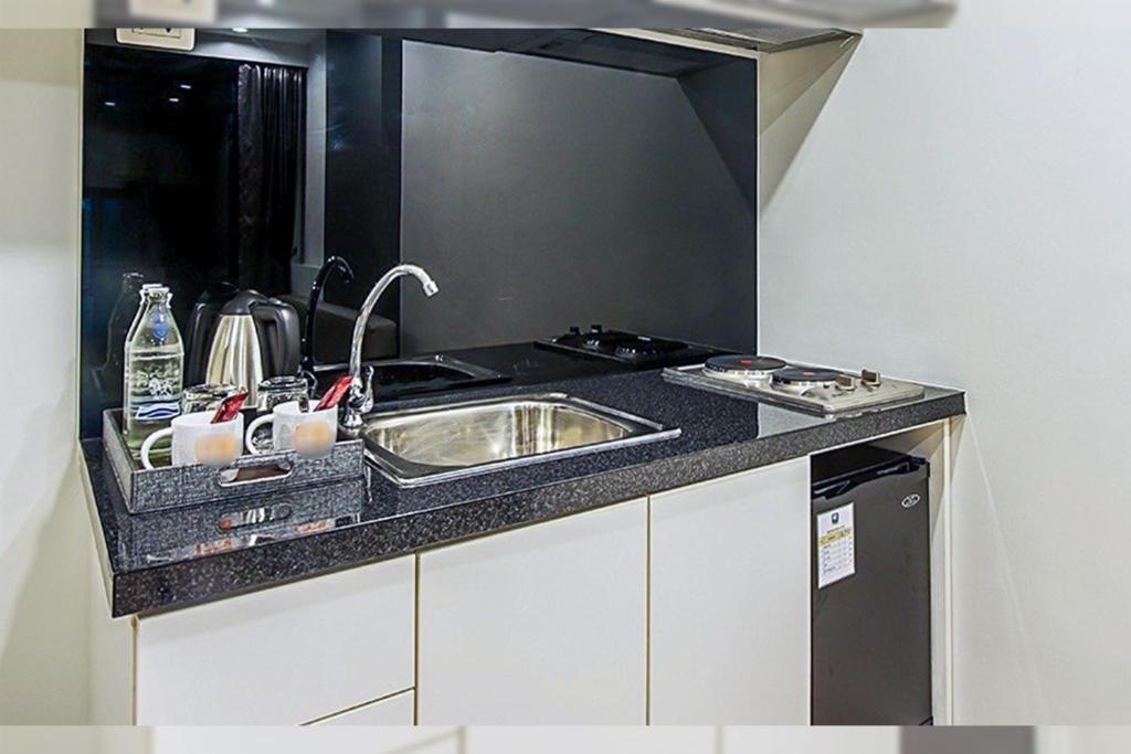 Kuchyň nebo kuchyňský kout v ubytování O2 Hotel Maesot