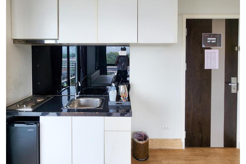 Kuchyň nebo kuchyňský kout v ubytování O2 Hotel Maesot